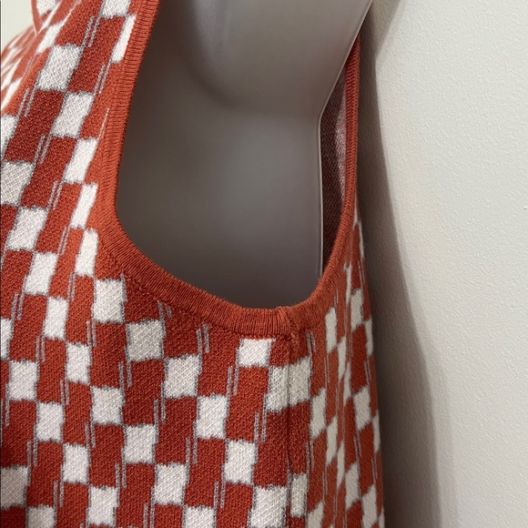 Rust and White Checkered Sleeveless Knit top - Picture 2 of 7